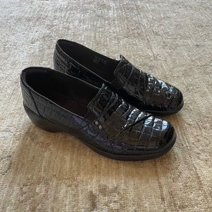 Clarks Bendables Black Faux Crocodile Slip On Women's size 6.5